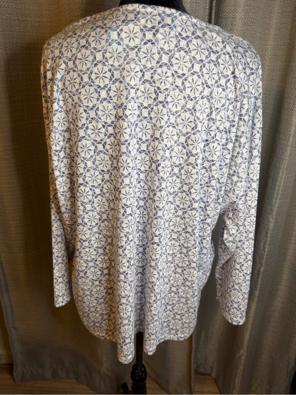 bobeau White and Blue V-Neck Long Sleeve Floral Top P2P 31 Length 28” . - Picture 5 of 7